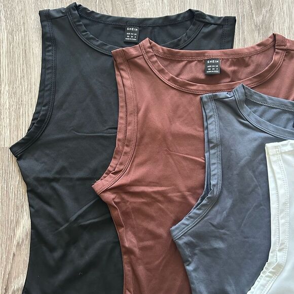 4 Pack SHEIN Bodysuits - Picture 7 of 8